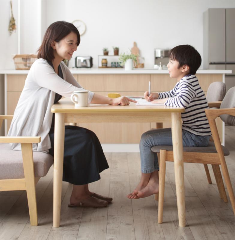 子供の姿勢は椅子から！ダイニングチェア選びと座り方チェック