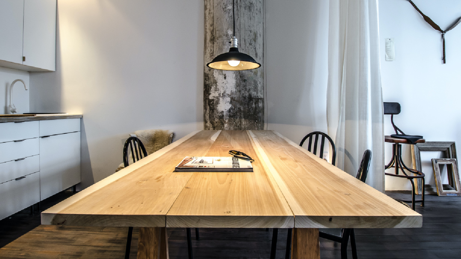無垢材テーブルの選び方3選【塗装の種類・お手入れ方法・材種