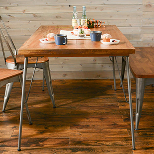 暖かみのある天然木とアイアン調の脚が特徴的な ダイニングテーブルの
