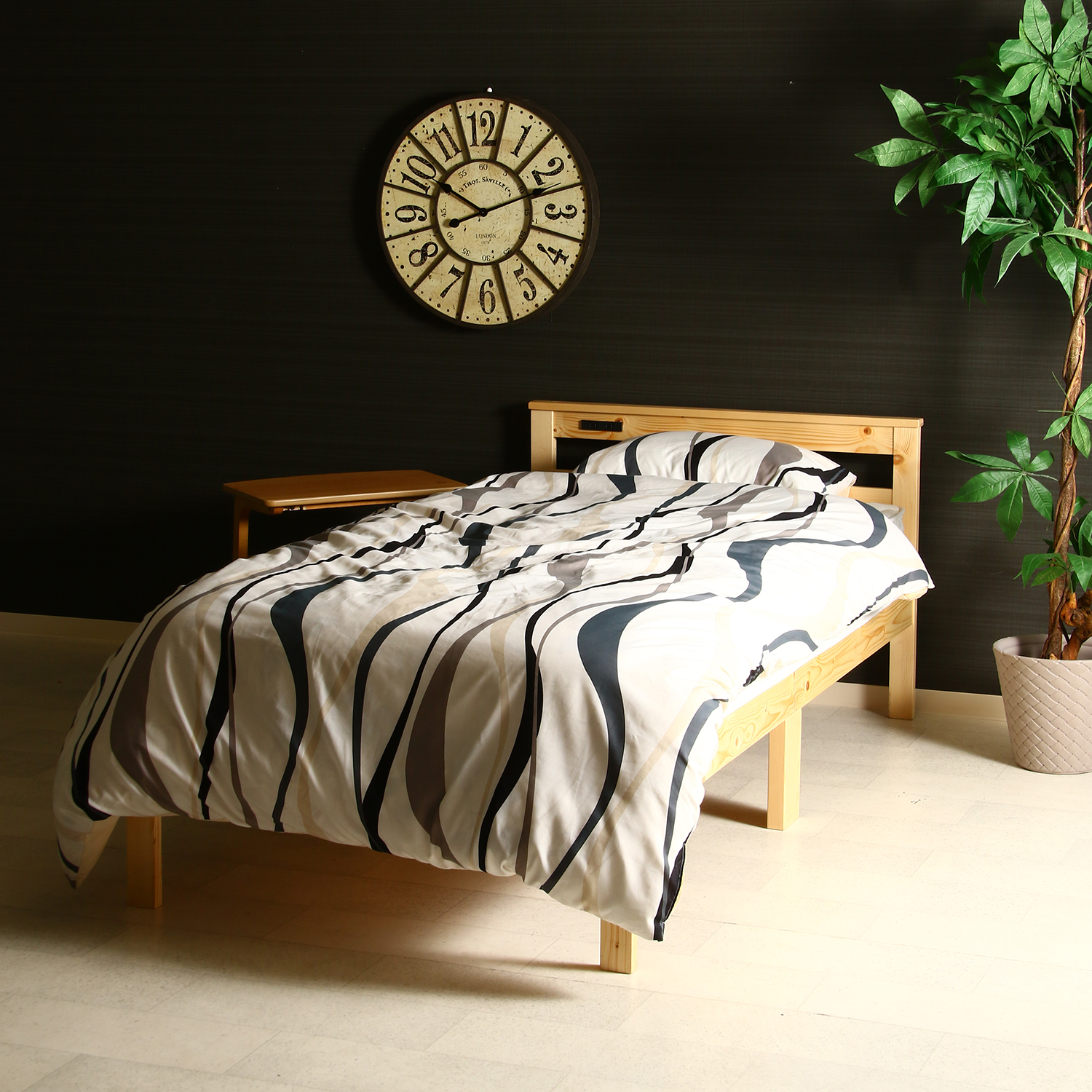 自然な木目が美しい天然木を使用した パイン材木製ベッドの詳細 | カヴァース