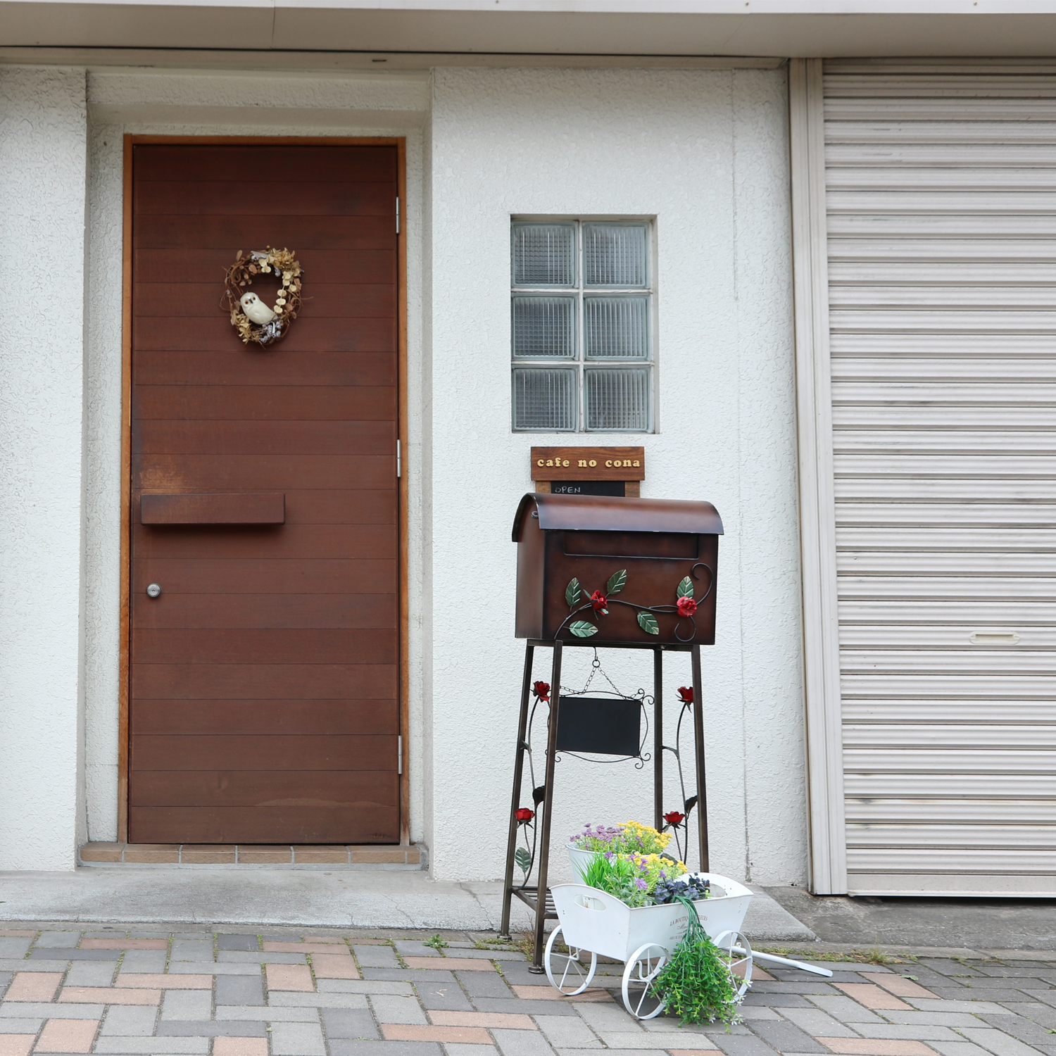 エレガントなローズが玄関先を彩る メールボックス ローズ横型 ブラウンの詳細 カヴァース